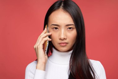 Ulusal kadın telefon teknolojisi konuşuyor. Stüdyo kırmızı izole arka plan.