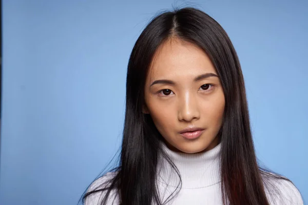 Nő ázsiai megjelenés fehér jumper kék háttér közelkép modell — Stock Fotó