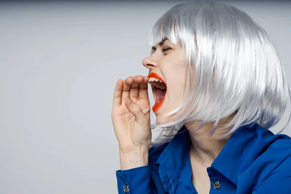 Emotionale Frau mit weißer Perücke rote Lippen blaues Hemd abgeschnitten Blick offener Mund — Stockfoto