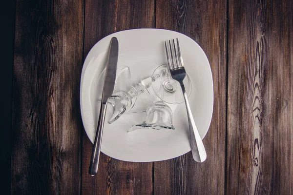 Çatallı kırık şarap bıçağı Tahta kırıkları masa — Stok fotoğraf