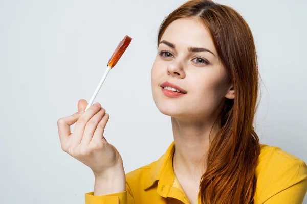 Attractive woman holding heart shaped lollipop fun studio — Stock Photo, Image