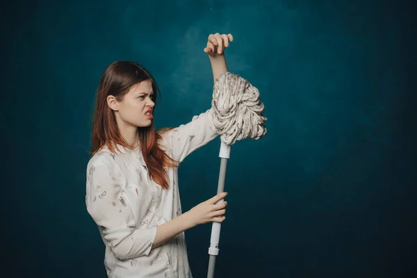 Mujer con fregona sobre fondo azul gestos con manos emociones — Foto de Stock