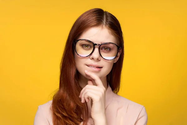 Leende kvinna med glasögon glamour ansikte ärmar gul bakgrund lyx — Stockfoto