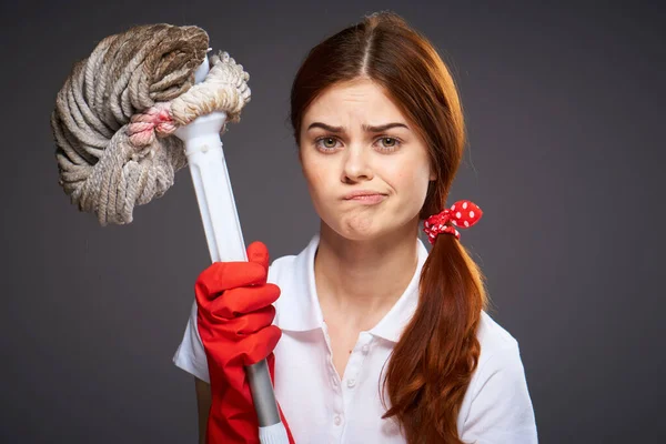 Señora de la limpieza con expresión descontenta fregona en las habitaciones de limpieza de manos — Foto de Stock