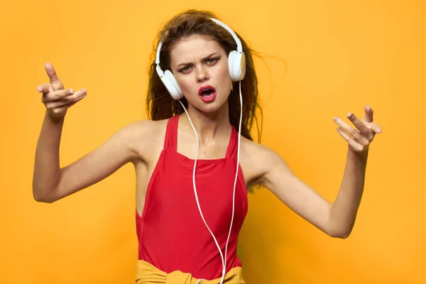 Mujer en auriculares escucha música emociones estilo de vida divertido fondo amarillo —  Fotos de Stock