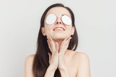 Esmer, çıplak omuzlu, sünger tutan.