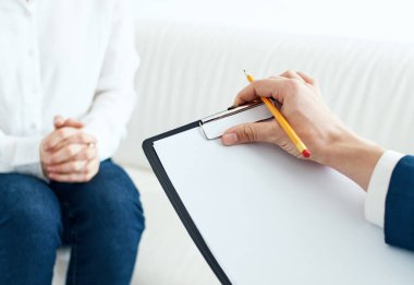 Bir psikologla birlikte resepsiyondaki kadın...