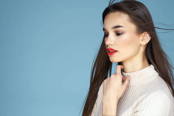 Morena em suéter branco lábios vermelhos charme corte vista azul fundo — Fotografia de Stock