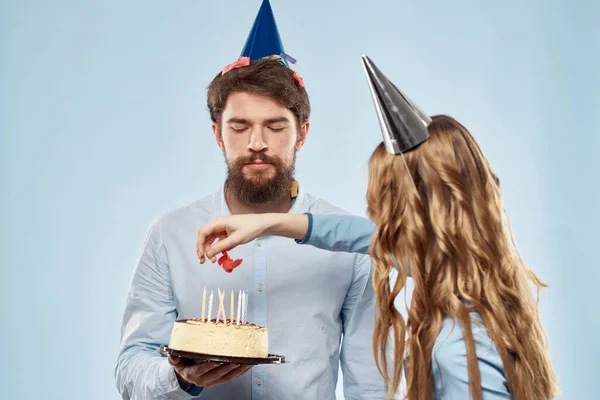Festa homem e mulher bolo de aniversário corporativo divertido fundo azul — Fotografia de Stock