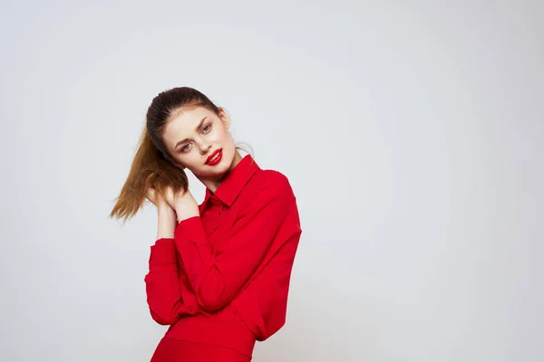 Mujer bonita camisa roja pelo maquillaje gafas moda encanto — Foto de Stock