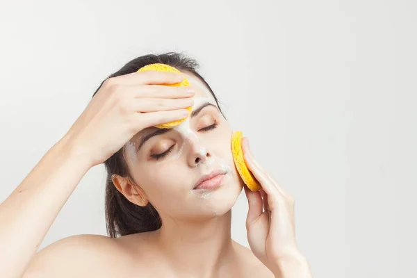 Mujer con mascarilla crema facial cuidado de la piel hombros desnudos tratamientos de spa — Foto de Stock