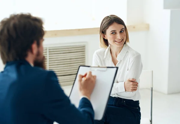 Consulta de comunicación hombre y mujer psicología terapia — Foto de Stock