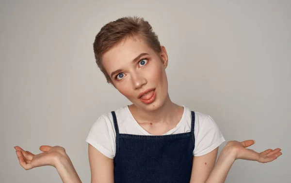 Mujer bonita con pelo corto cosméticos fondo claro — Foto de Stock