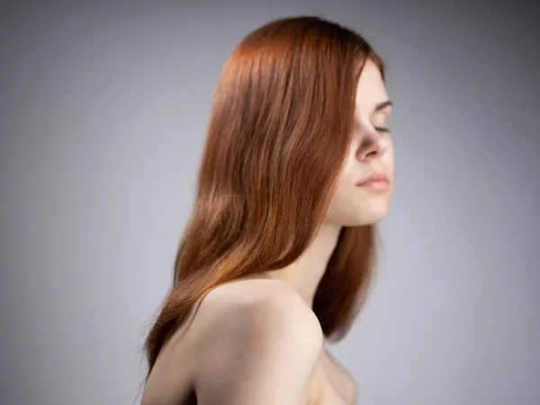 一个有着红头发、灰白背景的光头的奢华女人的画像 — 图库照片