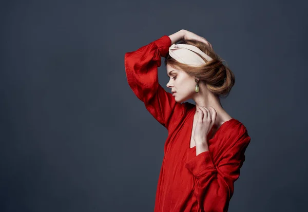 Mujer elegante en vestido rojo ornamento encanto gris fondo modelo — Foto de Stock