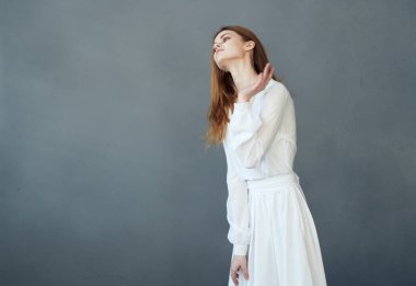 Güzel kadın göz kamaştırıcı beyaz elbise zarif lüks model