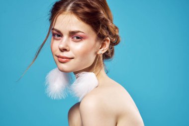 Çekici, çıplak omuzlu bir kadın. Kabarık tüylü bir seri.