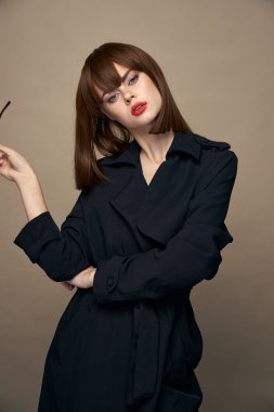 Modaya uygun bir kadın yan siyah gözlüklere doğru eğildi. 