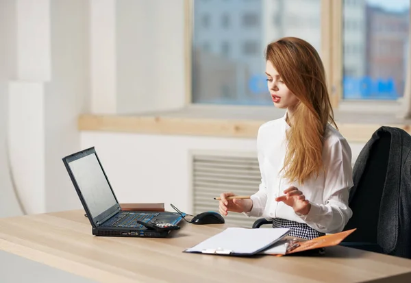 Nő titkár íróasztal laptop technológia életmód titkár — Stock Fotó