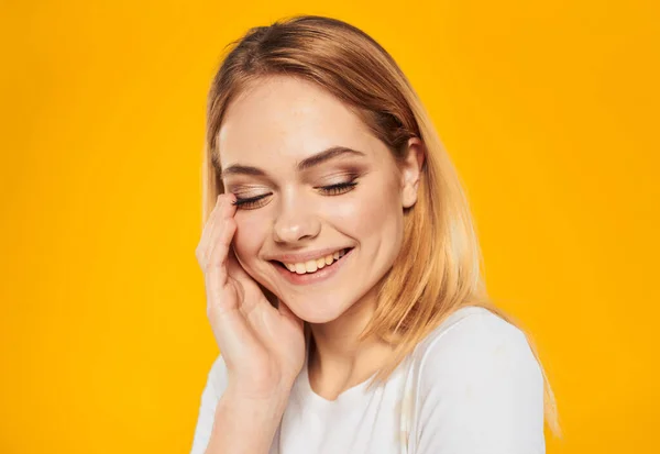 Portrett av en romantisk kvinne med gul bakgrunn, blond, kroket, utsiktsmodell – stockfoto