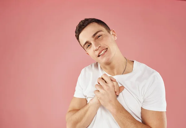Cheerful man in T-shirt emotions gestures with hands pink background — Stock Photo, Image