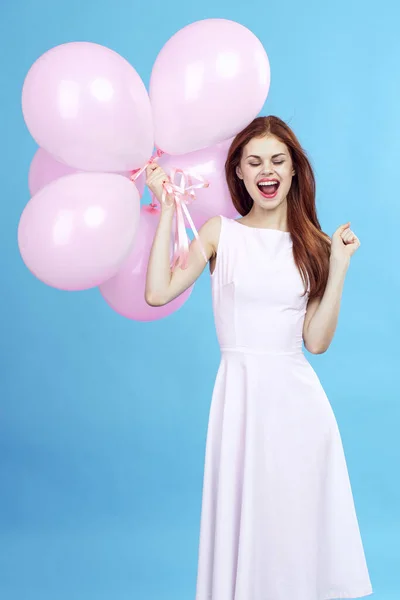Όμορφη γυναίκα με ροζ μπαλόνια του δώρου ευτυχία των διακοπών — Φωτογραφία Αρχείου