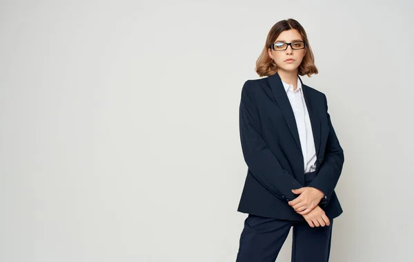 Mujer de negocios en traje clásico sobre un fondo claro Copiar espacio recortado vista —  Fotos de Stock