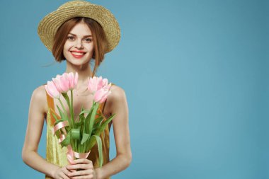 Güzel kadın çiçek buketi cazibe ve lüks altın elbise