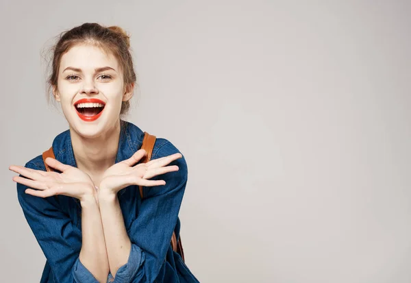 Χαρούμενη γυναίκα σε μοντέρνα ρούχα σακίδιο στούντιο γκρι φόντο — Φωτογραφία Αρχείου