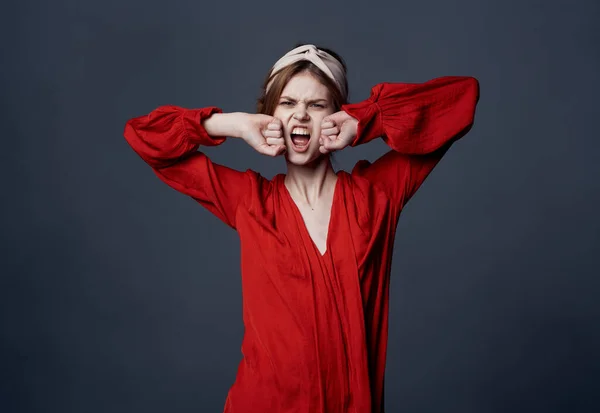 Mulher emocional em turbante vestido vermelho em sua cabeça ornamentos fundo cinza — Fotografia de Stock