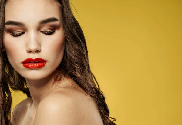 Belle visage femme brunette rouge lèvres modèle de maquillage Espace de copie — Photo