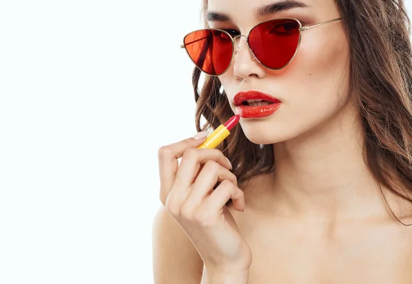 Sexy brunetka z jasne makijaż szminka model okulary przeciwsłoneczne — Zdjęcie stockowe