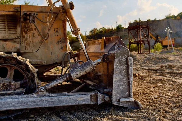 Escavadeira amarela com um volante escavando o caminhão de areia chão verão — Fotografia de Stock
