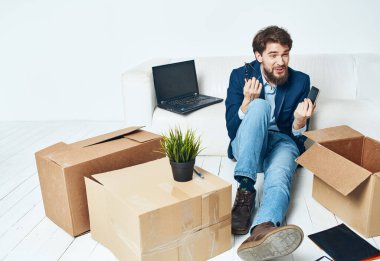 İş adamı kutularında dizüstü bilgisayarları açıyor.