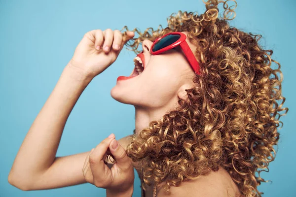 Mulher Retrato de diversão boca larga aberta óculos vermelhos — Fotografia de Stock