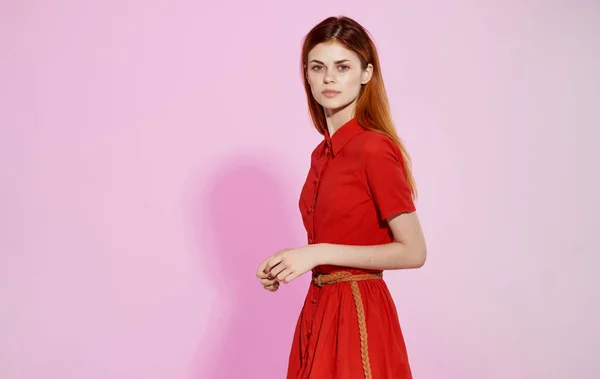 Hermosa mujer en vestido rojo modelo de estilo de moda — Foto de Stock