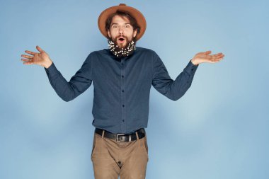 Şapkalı adam neşe çiçekleri Stüdyo gömlekli şık kıyafetler