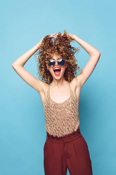 Mooie vrouw krullend haar emoties zonnebril studio mode kleding — Stockfoto