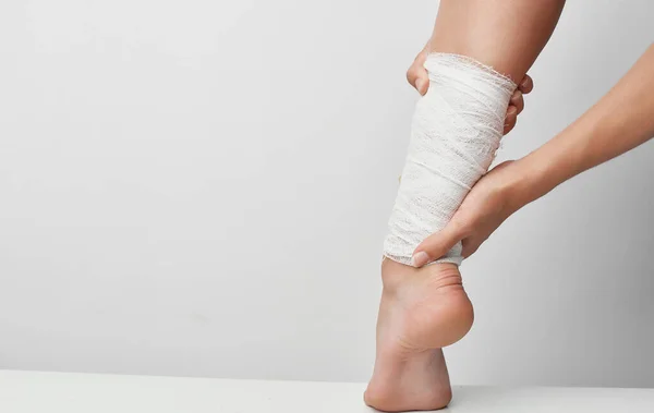 Summer injury female leg bandage health problems pain — Stock Photo, Image