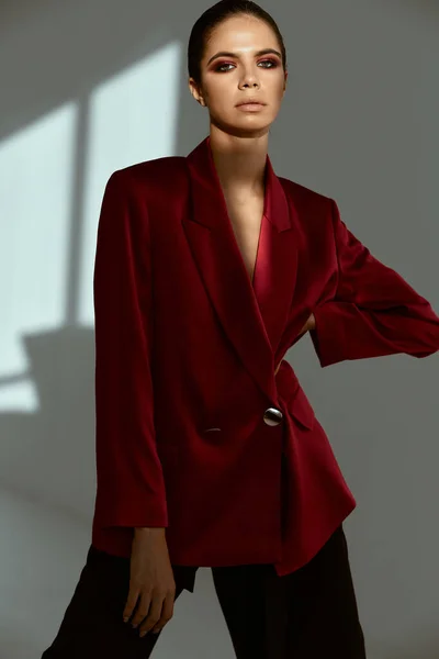 Mulher bonita em blazer vermelho moda atraente olhar estúdio luxo — Fotografia de Stock