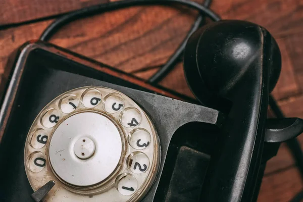 Retro telefone tecnologia antiga comunicação antigo fundo de madeira — Fotografia de Stock