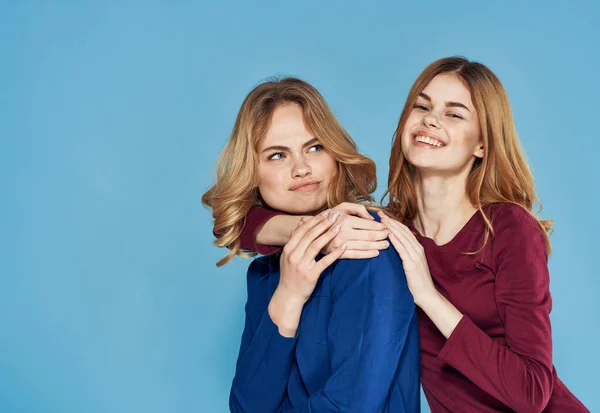 Dos mujer elegante vestido comunicación amistad recortado ver primer plano estudio positivo —  Fotos de Stock