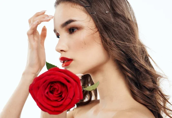 Atraktivní lidé s červenou květinou na rameni, nahým krkem a jasným make-upem — Stock fotografie
