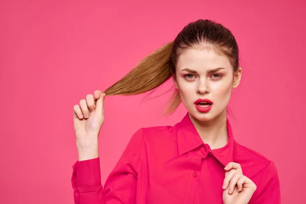 Vacker kvinna glamour rosa skjorta lyx glamour Modell — Stockfoto
