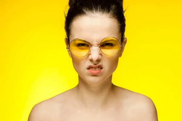 Женщина голые плечи желтые очки собраны волосы — стоковое фото
