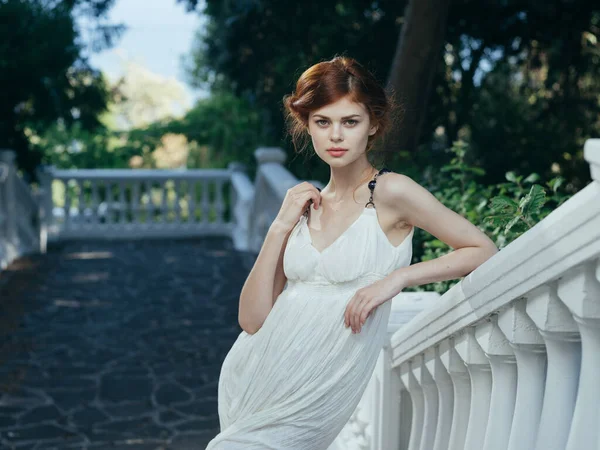 Csinos nő fehér ruha természet zöld levelek dekoráció klasszikus stílus — Stock Fotó