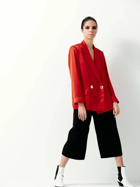 Mulher moda roupas vermelho jaqueta luz isolado fundo — Fotografia de Stock
