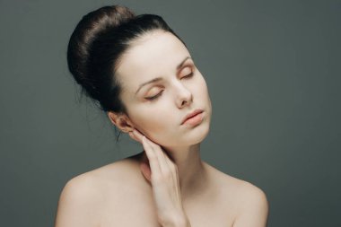 Güzel esmer, çıplak omuzlu, yüzü kıllı.