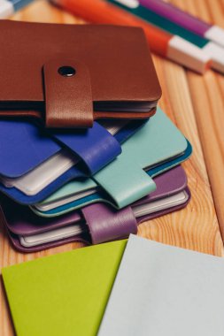 Kartvizit sahipleri keçeli kalem kırtasiye ahşap masa ofis belgeleri.