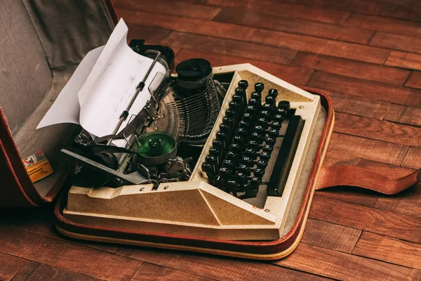 Máquina de escrever retro máquina de escrever estilo clássico tecnologia mecânica fundo de madeira — Fotografia de Stock